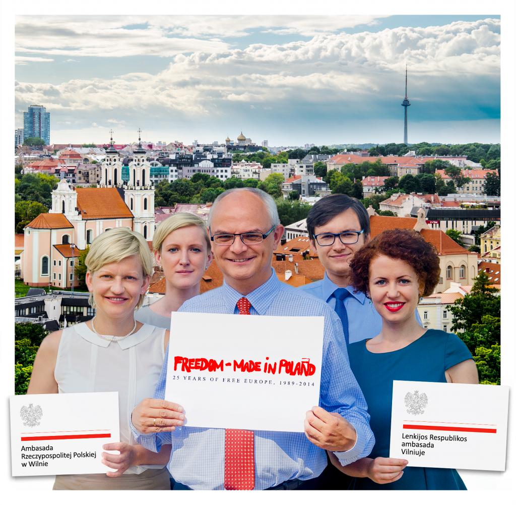 Ambasador RP w Wilnie Jarosław Czubiński wraz z pracownikami
