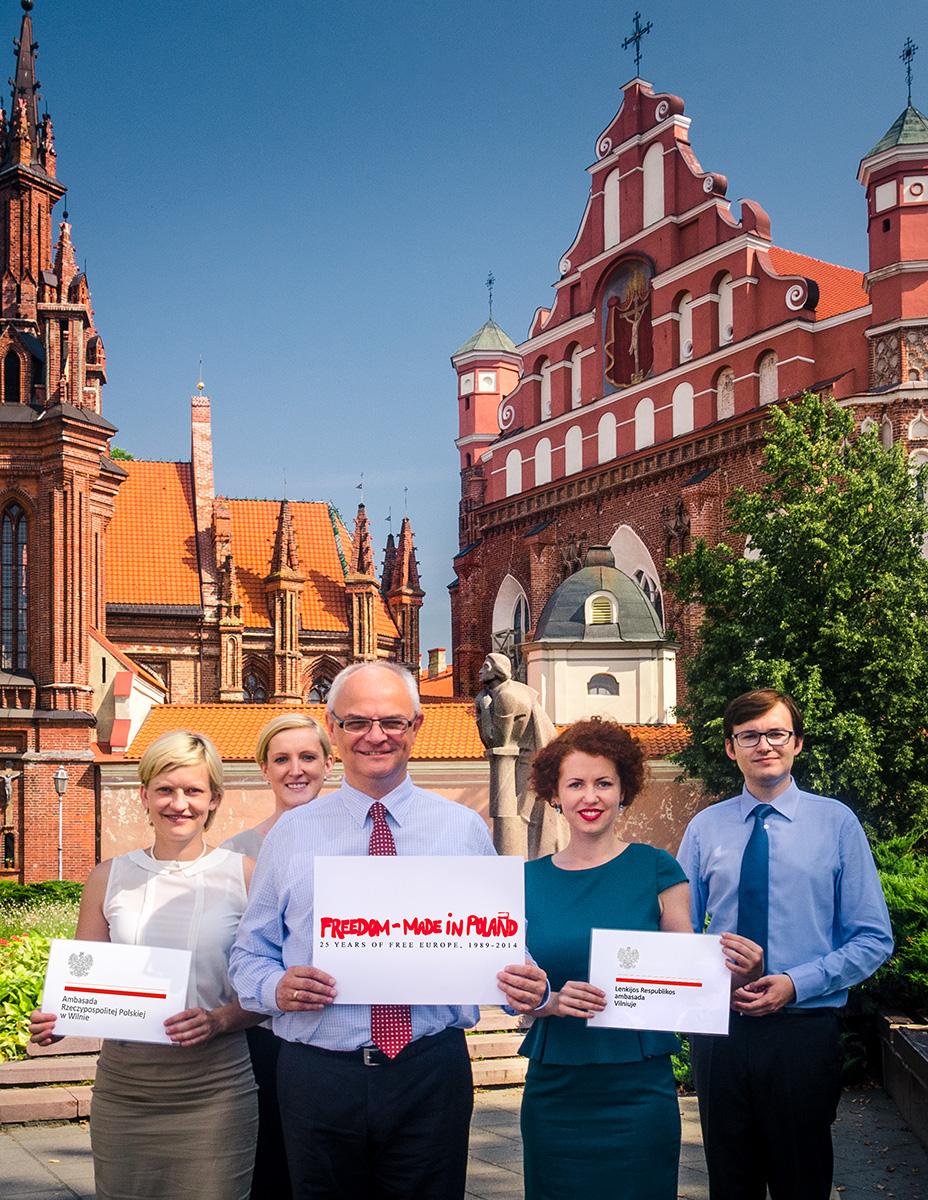 Ambasador RP w Wilnie Jarosław Czubiński wraz z pracownikami