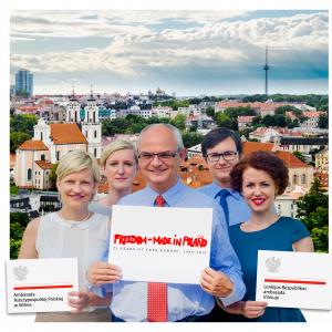 Ambasador RP w Wilnie Jarosław Czubiński wraz z pracownikami