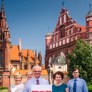 Ambasador RP w Wilnie Jarosław Czubiński wraz z pracownikami